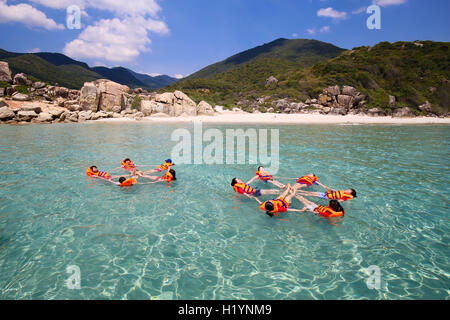 Nha Trang, Vietnam - 24. April 2015: Menschliche Star der Schwimmer schwimmen in Cam Ranh bay Stockfoto