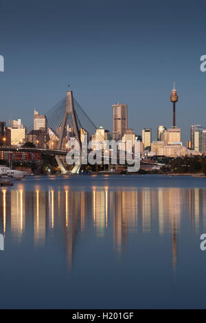 Sonnenuntergang über Anzac Bridge und Sydney CBD New South Wales Australien Stockfoto