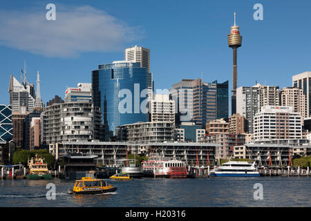 Wasser-Taxi vorbei an der westlichen Seite des Sydney CBD Kings wharf den darling Harbour Sydney Australia Stockfoto