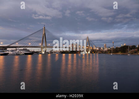 Sonnenuntergang auf dem ANZAC Bridge Pyrmont Sydney New South Wales Australien Stockfoto