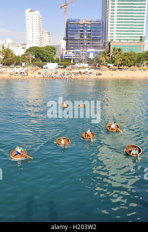 Nha Trang, Vietnam - 14. Juli 2015: Fischer sind von Korb-Boote in der Bucht von Nha Trang Meer Rennen Stockfoto