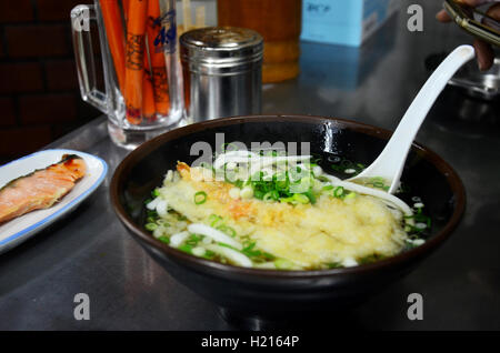 Essen im japanischen Stil Kake Udon japanische Nudeln oder Nudelsuppe mit Garnelen-Tempura und gebratenem Lachs Fisch zum Verkauf inmitten restau Stockfoto