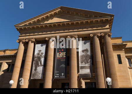 Vor dem Eingang Portikus in der Art Gallery von New South Wales Sydney Australia Stockfoto