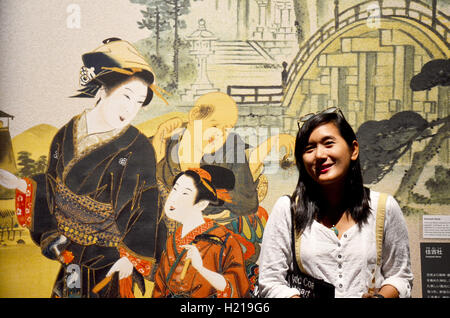 Reisenden thai Frauen fotografieren mit Retro-japanische Bildstil auf in Osaka Burg am 10. Juli 2015 in Osaka, Japan Stockfoto