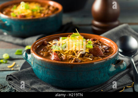 Hausgemachte Rindfleisch Chili Con Carne mit Käse und Zwiebeln Stockfoto