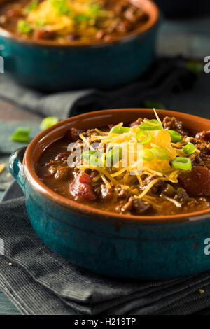 Hausgemachte Rindfleisch Chili Con Carne mit Käse und Zwiebeln Stockfoto