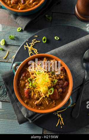 Hausgemachte Rindfleisch Chili Con Carne mit Käse und Zwiebeln Stockfoto