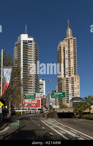 Welt berühmt Reklametafel für Coca Cola Darlinghurst Road Kings Cross Sydney New South Wales Australien Stockfoto