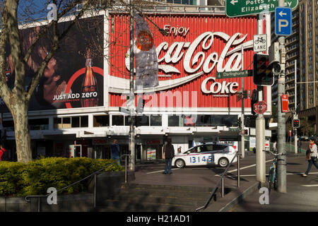 Welt berühmt Reklametafel für Coca Cola Darlinghurst Road Kings Cross Sydney New South Wales Australien Stockfoto