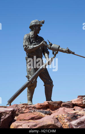 Eine Größe Bronze Statue in des Bergmanns Heritage Park, widmet sich das viele Leben verloren in Cobar Minen NSW Australia Stockfoto