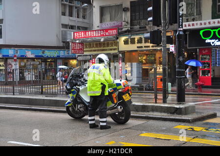 Hong Kong, China - 7. September 2015: Ein Polizist ist seine Arbeit auf der Straße von Hong Kong macht Stockfoto