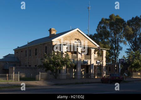 Polizei-Station (1881) gebaut mit lokalem Sandstein Wilcannia New South Wales Australien Stockfoto