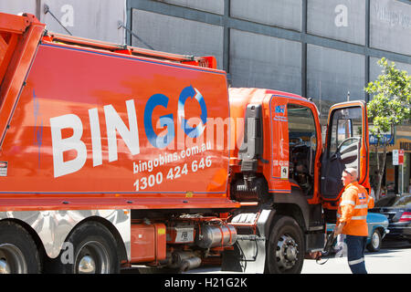 Bingo-Mülleimer-Müll zu verschwenden, LKW und Fahrer in Sydney, Australien Stockfoto