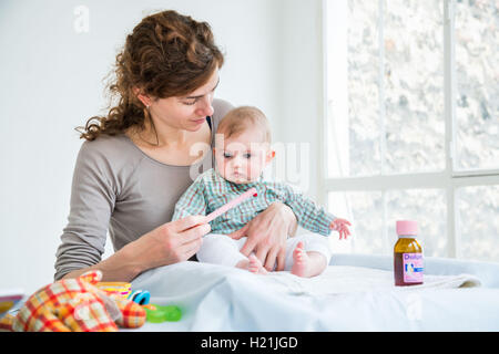 Mutter gibt ihr 6 Monate altes Baby Mädchen Doliprane mit einer Pipette. Stockfoto