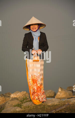 Asien, Vietnam, Phú Thọ (Phu Tho) Provinz, Việt Trì (Viet Tri), Frau im Kuli Hat neben dem Fluss Stockfoto