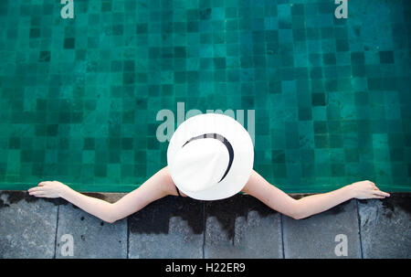 junge Frau in einem Schwimmbad in Bali Stockfoto