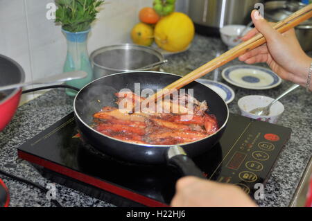 Nha Trang, Vietnam - 4. Februar 2016: Braten Tintenfische für Jahr Enden jedes vietnamesische Familie in lunar New Year party Stockfoto