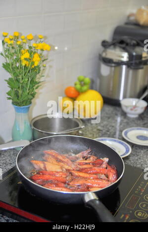 Nha Trang, Vietnam - 4. Februar 2016: Braten Tintenfische für Jahr Enden jedes vietnamesische Familie in lunar New Year party Stockfoto