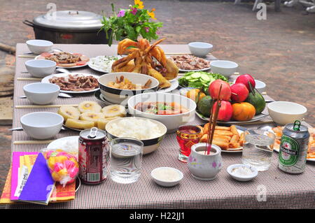 Nha Trang, Vietnam - 5. Februar 2016: Vietnamesisch anbeten Tablett von Lebensmitteln in lunar New year Stockfoto