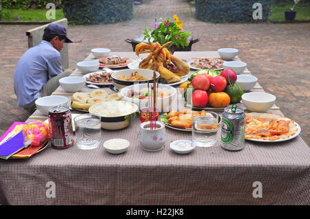 Nha Trang, Vietnam - 5. Februar 2016: Vietnamesisch anbeten Tablett von Lebensmitteln in lunar New year Stockfoto