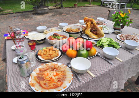 Nha Trang, Vietnam - 5. Februar 2016: Vietnamesisch anbeten Tablett von Lebensmitteln in lunar New year Stockfoto