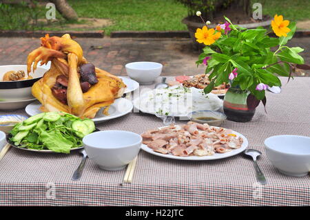 Nha Trang, Vietnam - 5. Februar 2016: Vietnamesisch anbeten Tablett von Lebensmitteln in lunar New year Stockfoto