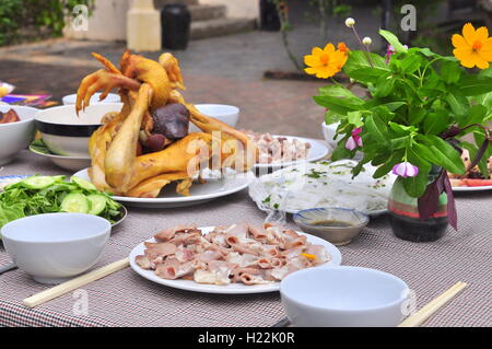 Nha Trang, Vietnam - 5. Februar 2016: Vietnamesisch anbeten Tablett von Lebensmitteln in lunar New year Stockfoto