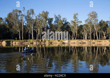 Ältere Frau, Kajakfahren auf dem Murray River bei Bourkes Bend Victoria Australia Stockfoto