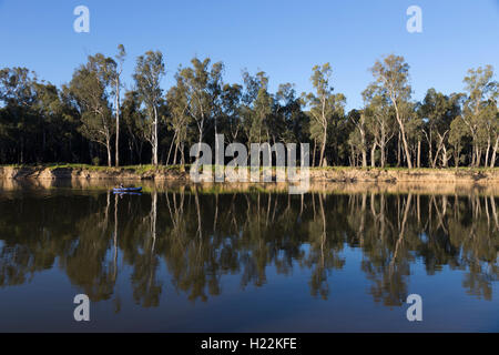 Ältere Frau, Kajakfahren auf dem Murray River bei Bourkes Bend Victoria Australia Stockfoto