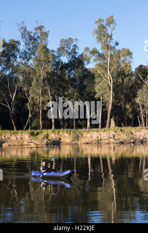 Ältere Frau, Kajakfahren auf dem Murray River bei Bourkes Bend Victoria Australia Stockfoto