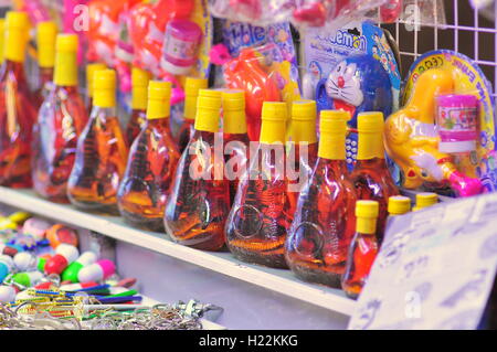 Nha Trang, Vietnam - 6. Februar 2016: Viele Schlange Weine stehen zum Verkauf für Reisende in einem lokalen Markt in Vietnam Stockfoto