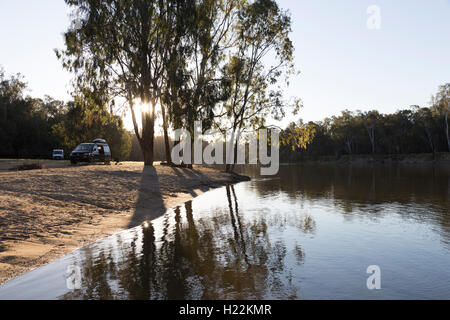 Kajakfahren auf Campingplatz am Murray River an Bourkes Bend Victoria Australia Stockfoto