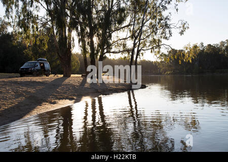 Kajakfahren auf Campingplatz am Murray River an Bourkes Bend Victoria Australia Stockfoto