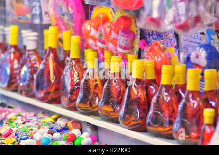 Nha Trang, Vietnam - 6. Februar 2016: Viele Schlange Weine stehen zum Verkauf für Reisende in einem lokalen Markt in Vietnam Stockfoto