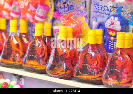 Nha Trang, Vietnam - 6. Februar 2016: Viele Schlange Weine stehen zum Verkauf für Reisende in einem lokalen Markt in Vietnam Stockfoto