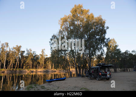 Trakkadu Pop top Campervan und aufblasbare Kajak an den Ufern des Murray River bei Bourkes Bend Victoria Australia Stockfoto