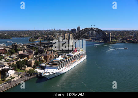 Luftaufnahme von Luxus Kreuzfahrtschiff Carnival Spirit festgemacht an der Übersee Passagier Terminal Circular Quay Sydney Australia Stockfoto