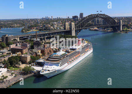 Luftaufnahme von Luxus Kreuzfahrtschiff Carnival Spirit festgemacht an der Übersee Passagier Terminal Circular Quay Sydney Australia Stockfoto