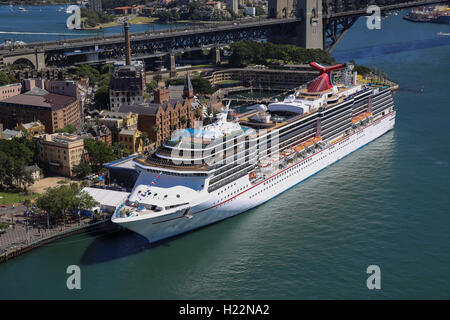 Luftaufnahme von Luxus Kreuzfahrtschiff Carnival Spirit festgemacht an der Übersee Passagier Terminal Circular Quay Sydney Australia Stockfoto