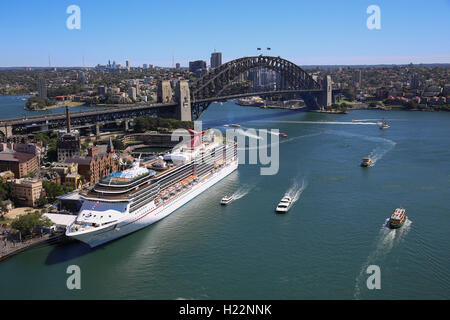 Luftaufnahme von Luxus Kreuzfahrtschiff Carnival Spirit festgemacht an der Übersee Passagier Terminal Circular Quay Sydney Australia Stockfoto