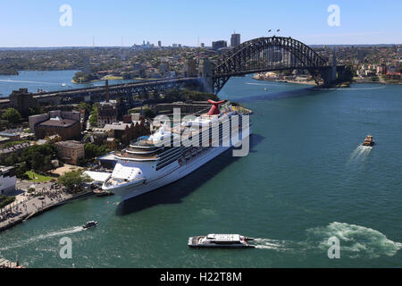 Luftaufnahme der Fähren vom Circular Quay und Kreuzfahrtschiff festgemacht an Overseas Passenger Terminal Sydney Australia Stockfoto