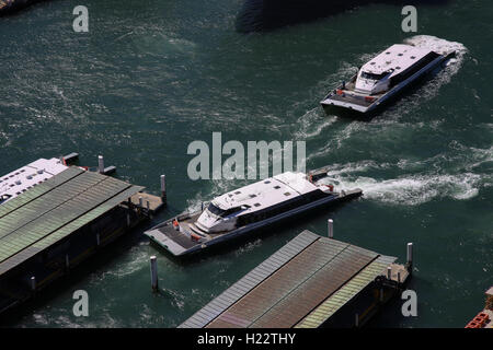 Luftaufnahme der Rivercat Parramatta Klasse Fähren an- und Abreise vom Circular Quay Fährterminal Sydney Australia Stockfoto