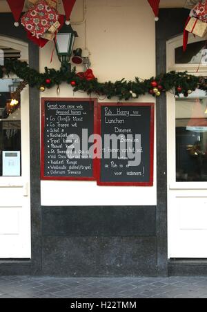 Menu Specials Board außerhalb des Cafe Henry VIII in Grotestraat Centrum in der Marktstadt Valkenburg South Holland Limburg-Niederlande NL 2016 Stockfoto