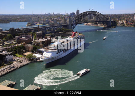 Luxus-Kreuzfahrt Schiff der Carnival Spirit festgemacht an der Übersee Passagier Terminal Circular Quay Sydney Australia Stockfoto
