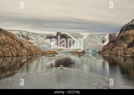 Europa, Grönland, Prinz Christian Sund, Grönländisch: Ikerasassuaq, Thor Glacier mit Tenderboot Stockfoto