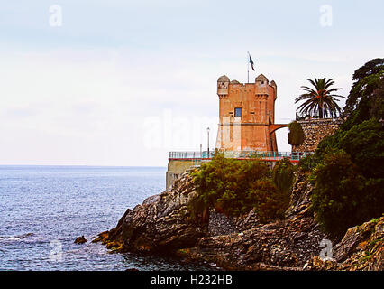 GENUA-NERVI, ITALIEN. Gropallo Turm für Piraten im 16. Jahrhundert als Wachturm erbaut. Stockfoto