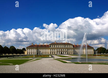 OBERSCHLEIßHEIM, Deutschland - Panorama Blick auf das Barockschloss Schleißheim (300 m Länge) in der Nähe von München Stockfoto