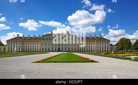 OBERSCHLEIßHEIM, Deutschland - Panoramablick auf Schloss Schleißheim (300 m Länge) in der Nähe von München Stockfoto