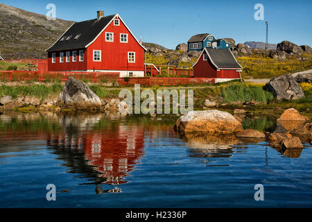 Europa, Grönland, Kujalleq Gemeinde, Nanortalik (Ort der Eisbären), typische Gehäuse im alten Hafen Stockfoto