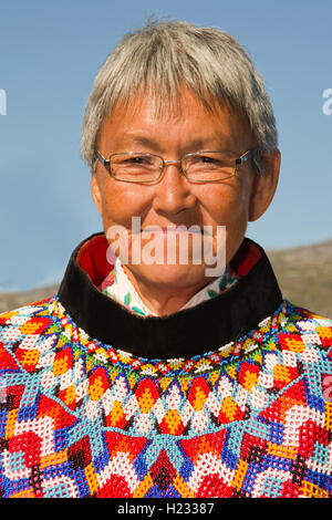 Europa, Grönland, Kujalleq Gemeinde, Nanortalik (Ort der Eisbären), Inuit-Frau in traditioneller Kleidung Stockfoto